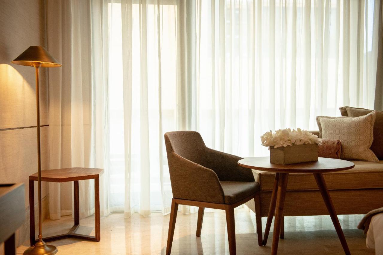 Shirvan Hotel City Yard ג'דה מראה חיצוני תמונה A living room with a floor lamp