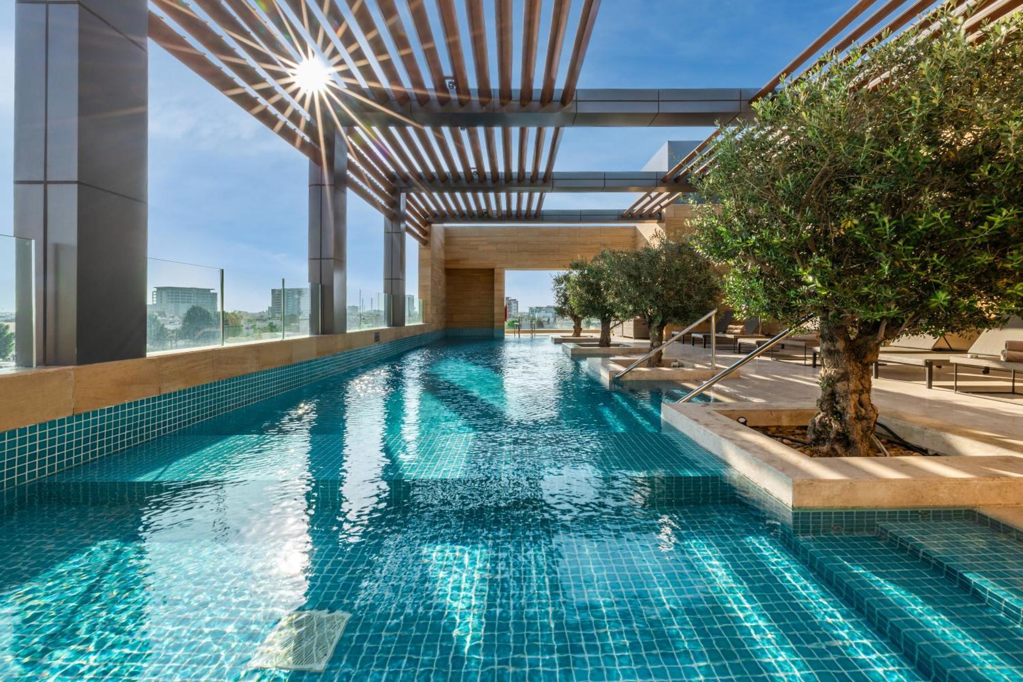 Shirvan Hotel City Yard ג'דה מראה חיצוני תמונה The swimming pool at the top of the building