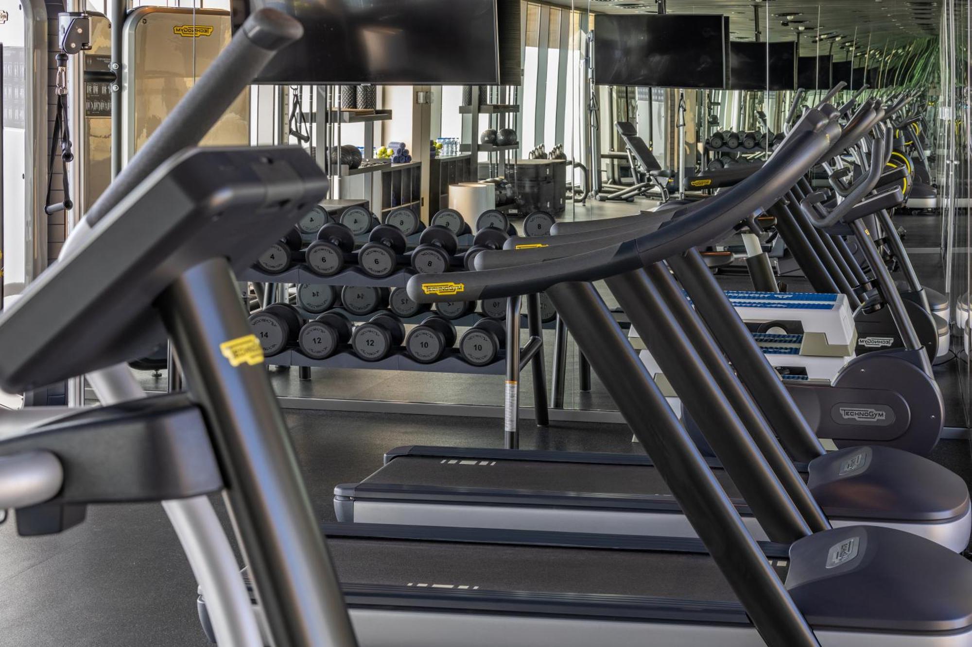 Shirvan Hotel City Yard ג'דה מראה חיצוני תמונה A row of treadmills