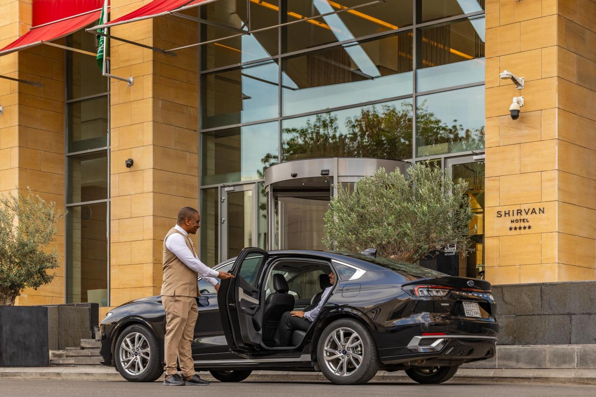 Shirvan Hotel City Yard ג'דה מראה חיצוני תמונה A chauffeur opening the door of a car