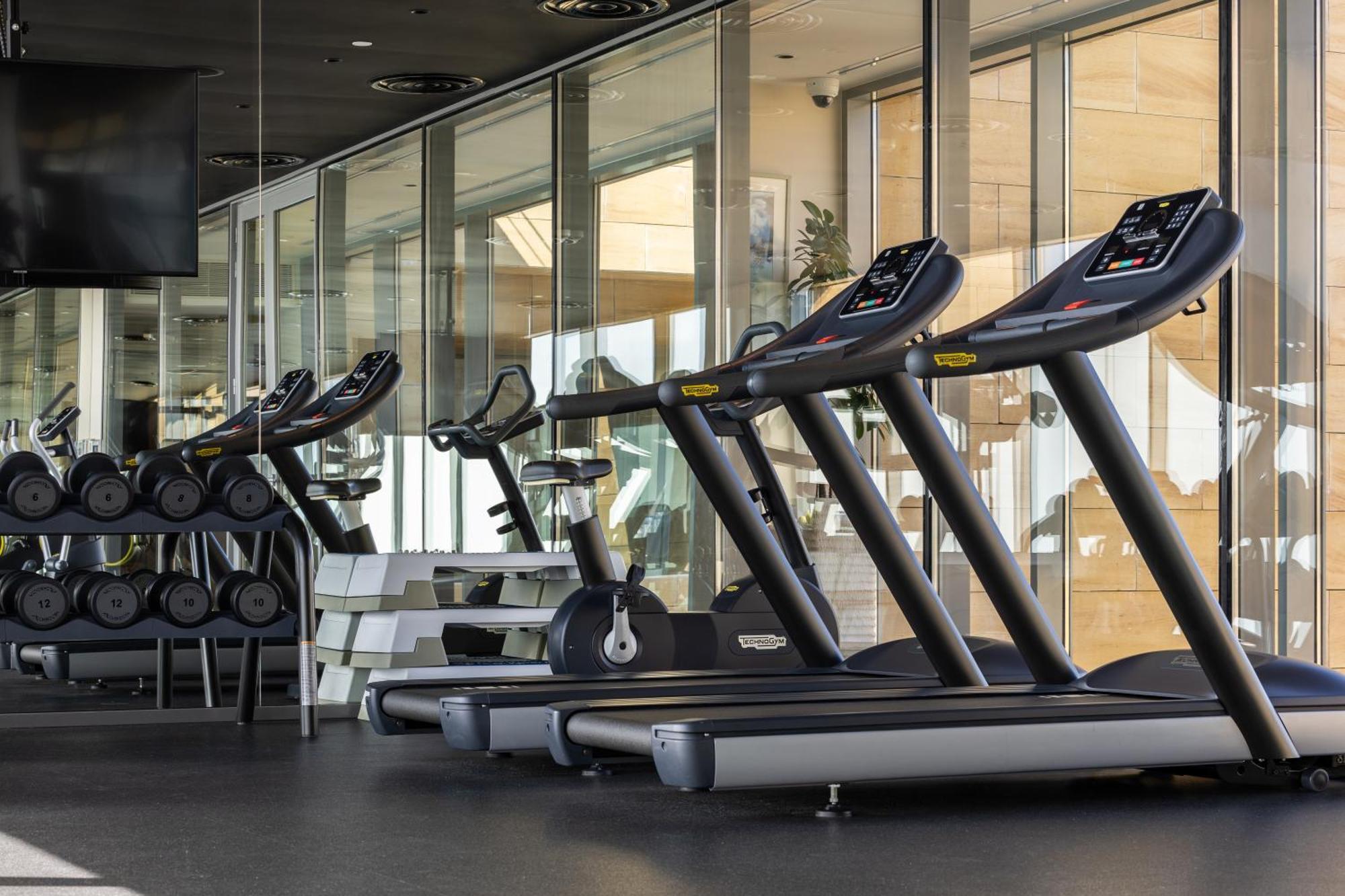 Shirvan Hotel City Yard ג'דה מראה חיצוני תמונה Treadmills in a gym