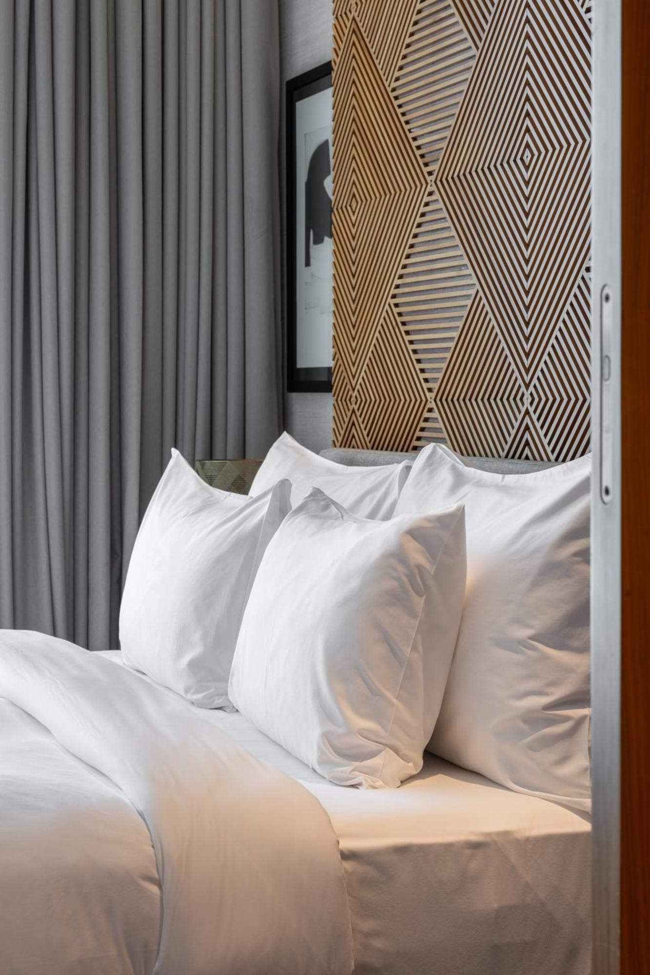 Shirvan Hotel City Yard ג'דה מראה חיצוני תמונה Pillows on a bed