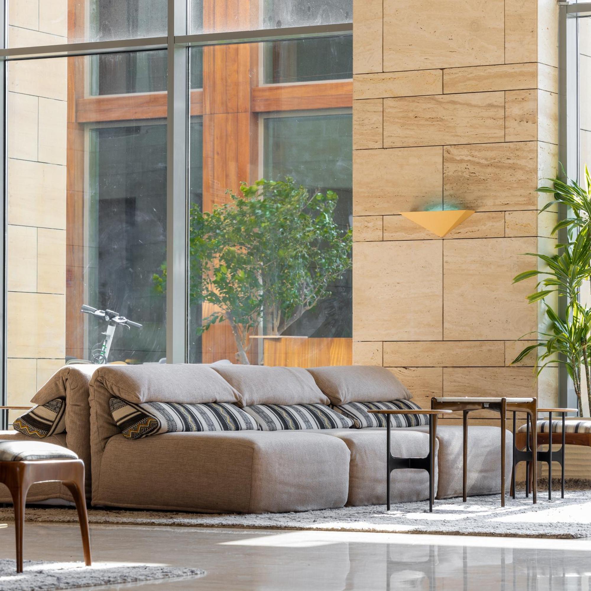 Shirvan Hotel City Yard ג'דה מראה חיצוני תמונה A modern sofa